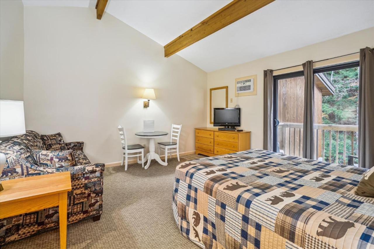 | Cedarbrook Queen Studio 210