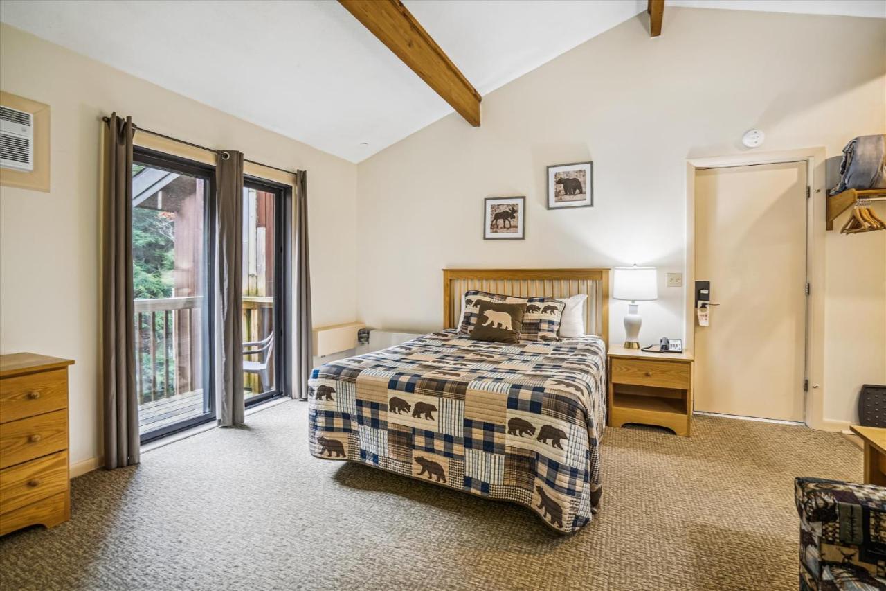 | Cedarbrook Queen Studio 210
