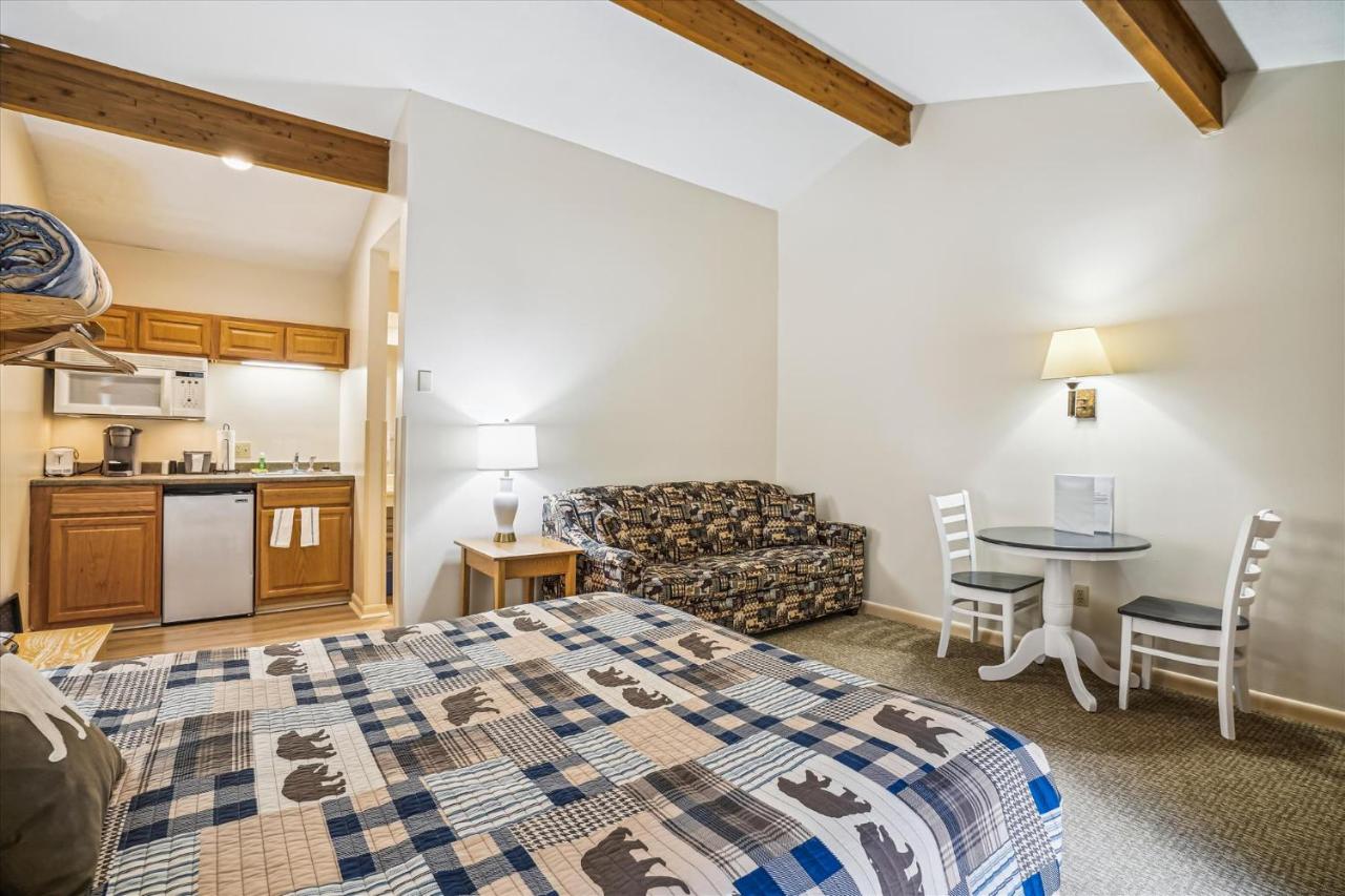 | Cedarbrook Queen Studio 210