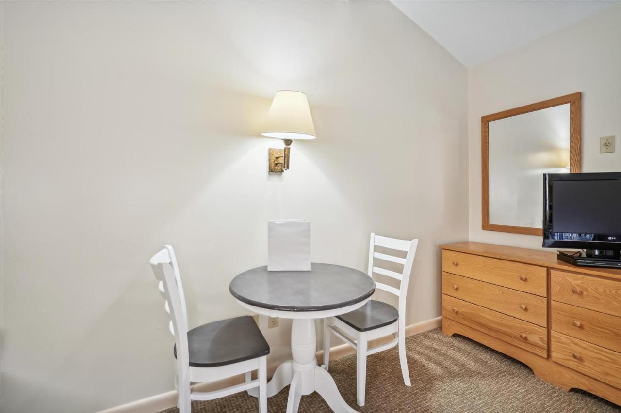| Cedarbrook Queen Studio 210