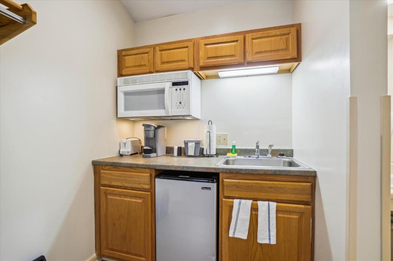 | Cedarbrook Queen Studio 210