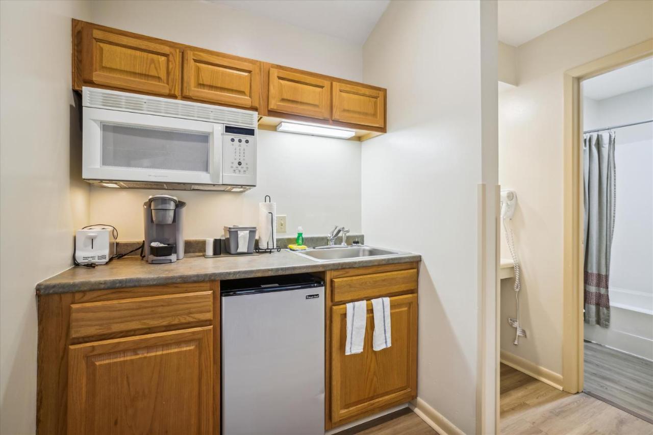 | Cedarbrook Queen Studio 210