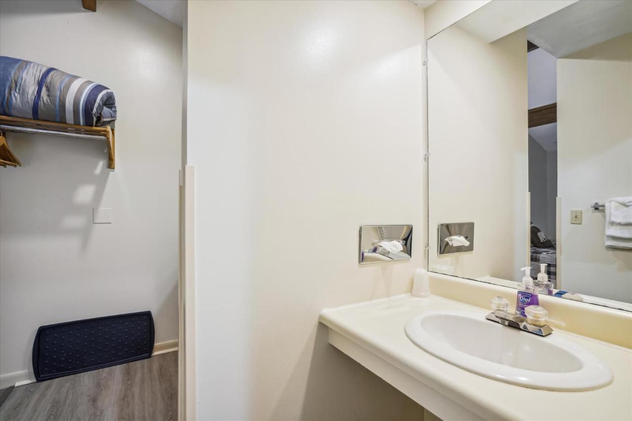 | Cedarbrook Queen Studio 210