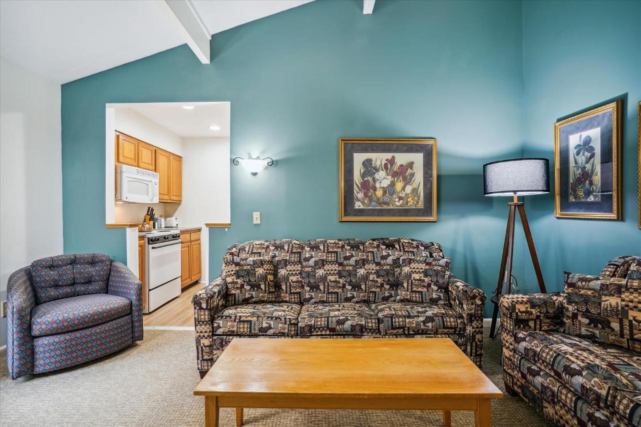 | Deluxe One bedroom Queen Suite on the 2nd floor with outdoor heated pool 209