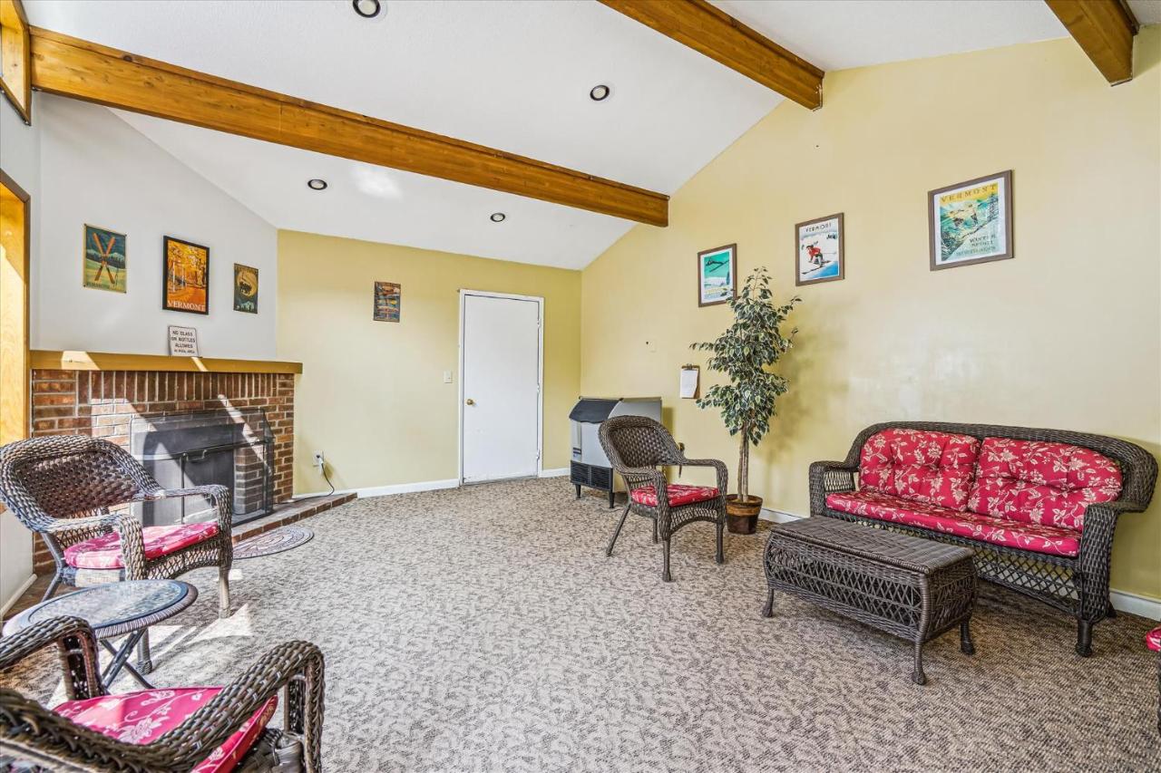 | Deluxe One bedroom Queen Suite on the 2nd floor with outdoor heated pool 209
