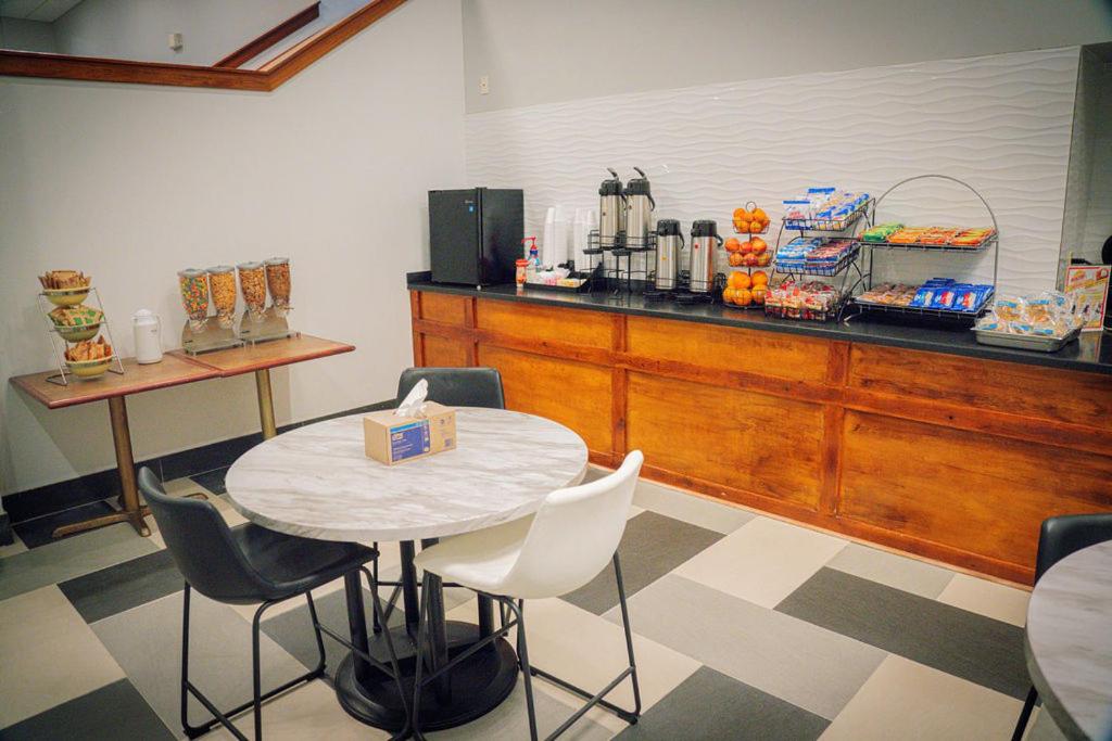 | Royal Inn & Suites
