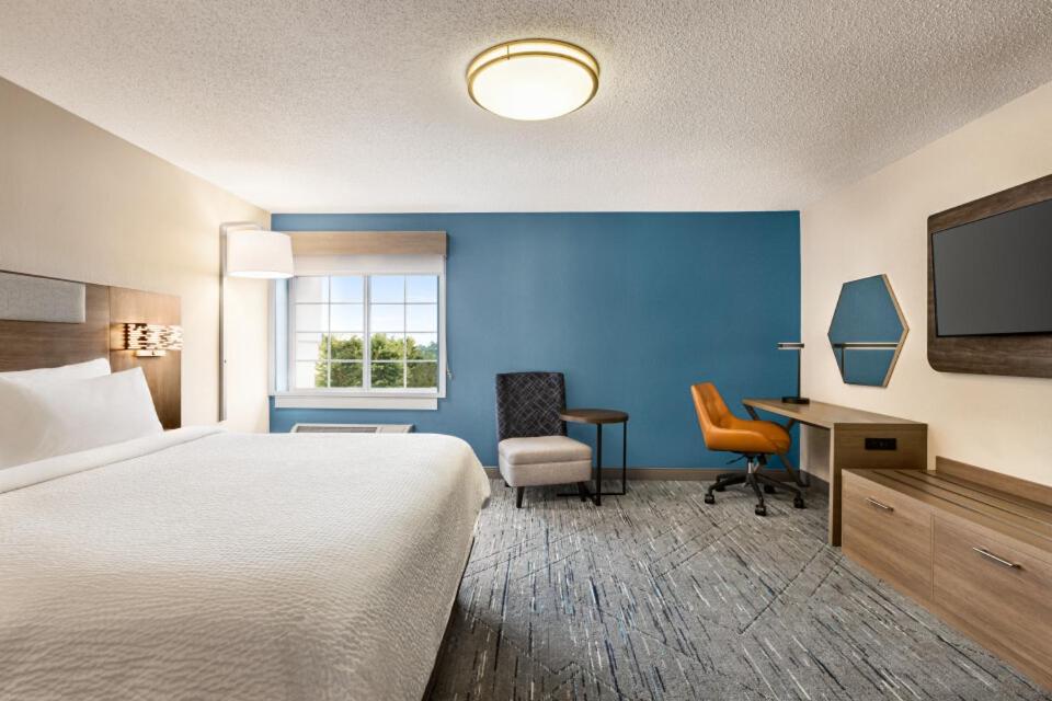 Executive King Room- Non-Smoking at Holiday Inn Express Bowling Green by IHG