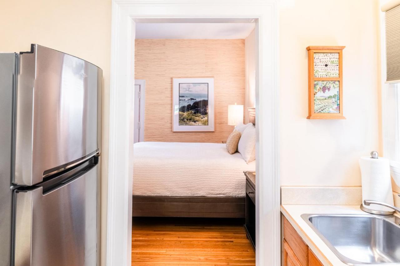 Deluxe King Studio with Kitchen - 118C at Harbor House Inn