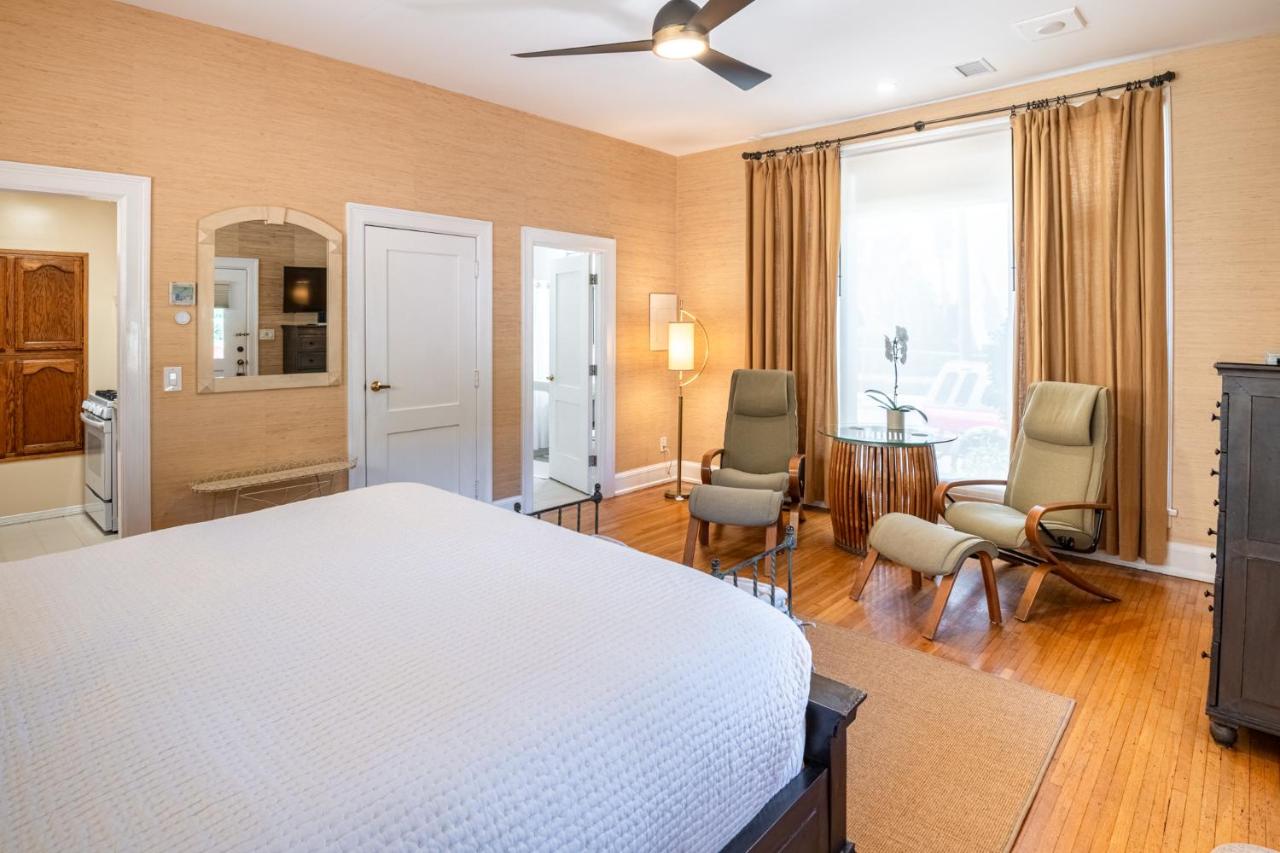 Deluxe King Studio with Kitchen - 118C at Harbor House Inn