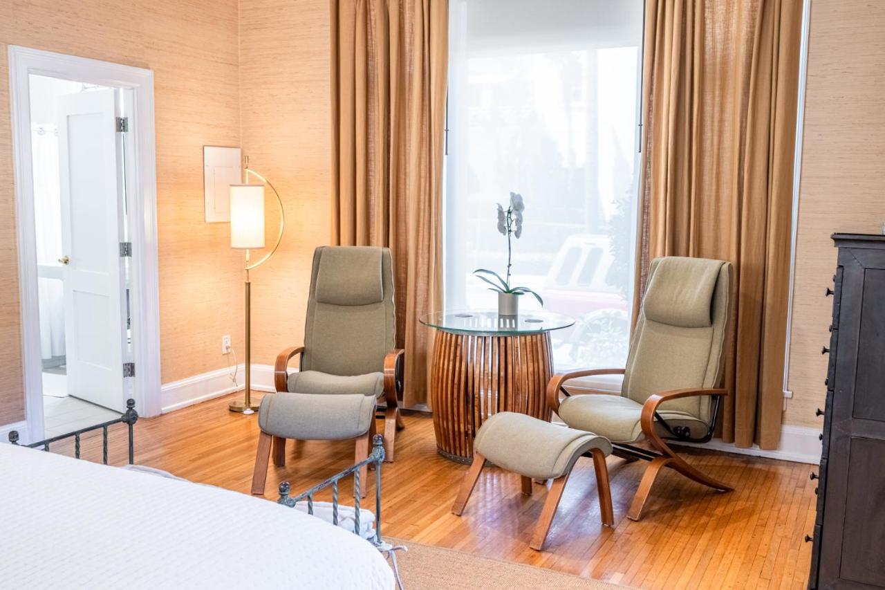 Deluxe King Studio with Kitchen - 118C at Harbor House Inn