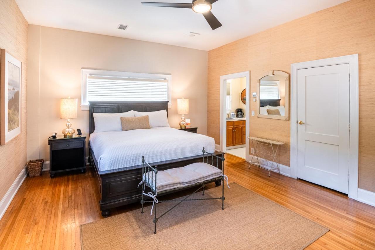 Deluxe King Studio with Kitchen - 118C at Harbor House Inn