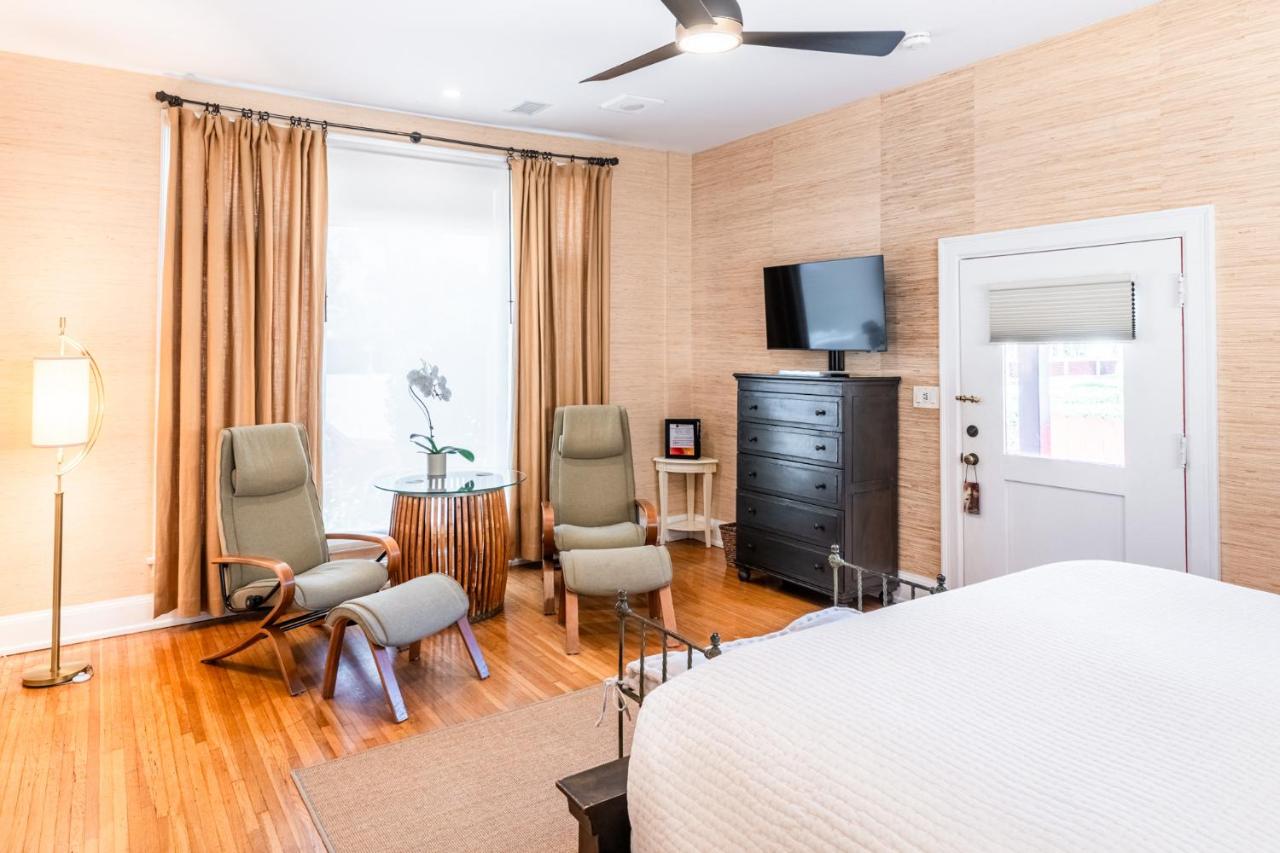 Deluxe King Studio with Kitchen - 118C at Harbor House Inn