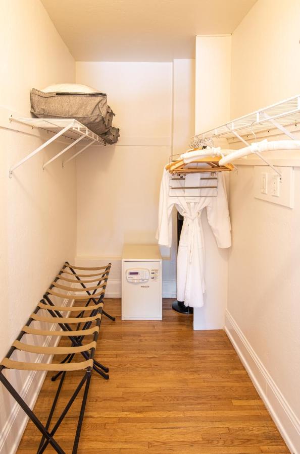 Deluxe King Studio with Kitchen - 118C at Harbor House Inn