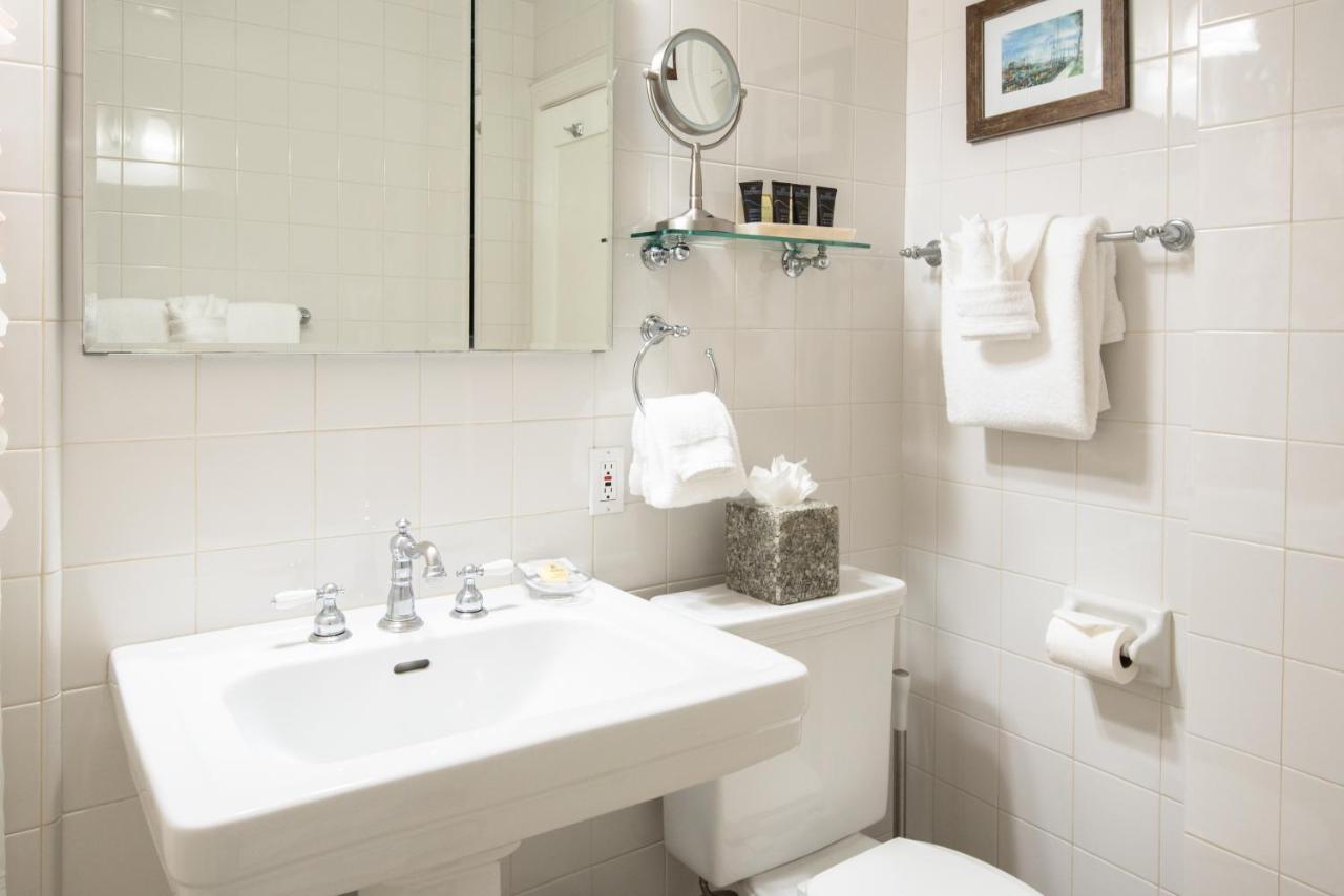 Deluxe King Studio with Kitchen - 118C at Harbor House Inn