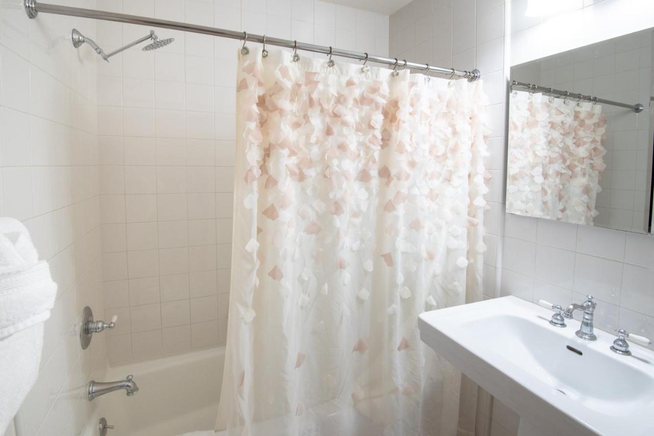 Deluxe King Studio with Kitchen - 118C at Harbor House Inn
