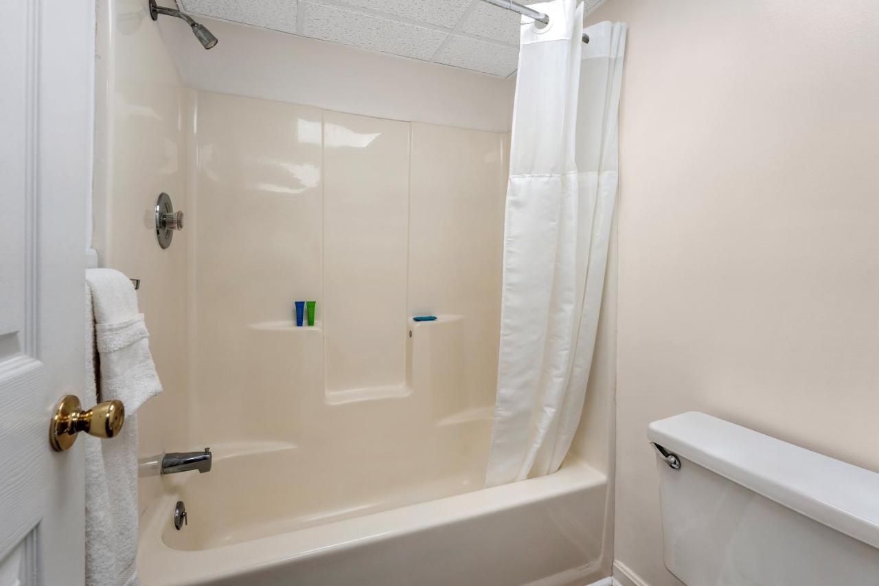 Deluxe Double Room with Extra Bed at Atlantic Oceanside Dewey