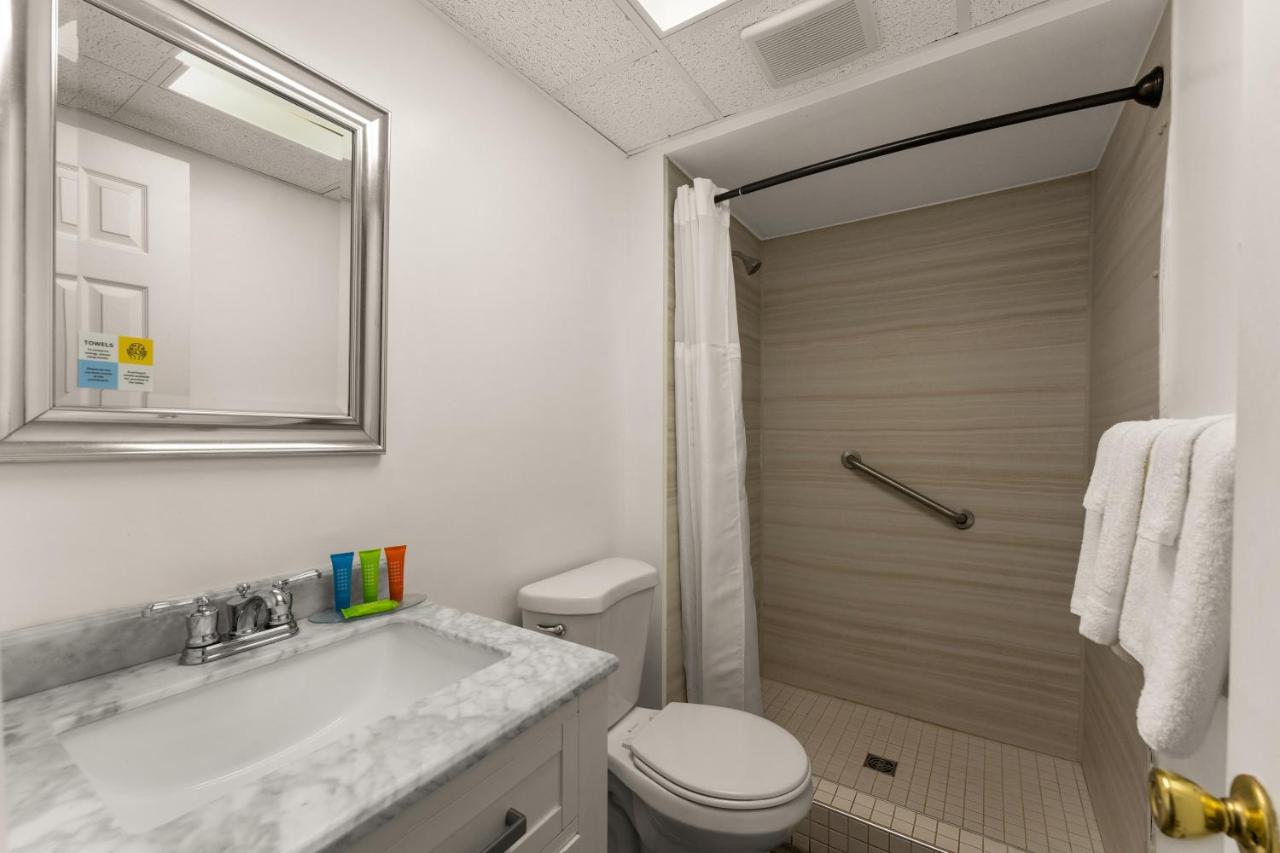 Standard King Room at Atlantic Oceanside Dewey