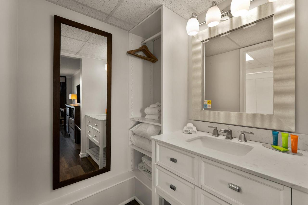 Deluxe King Room at Atlantic Oceanside Dewey