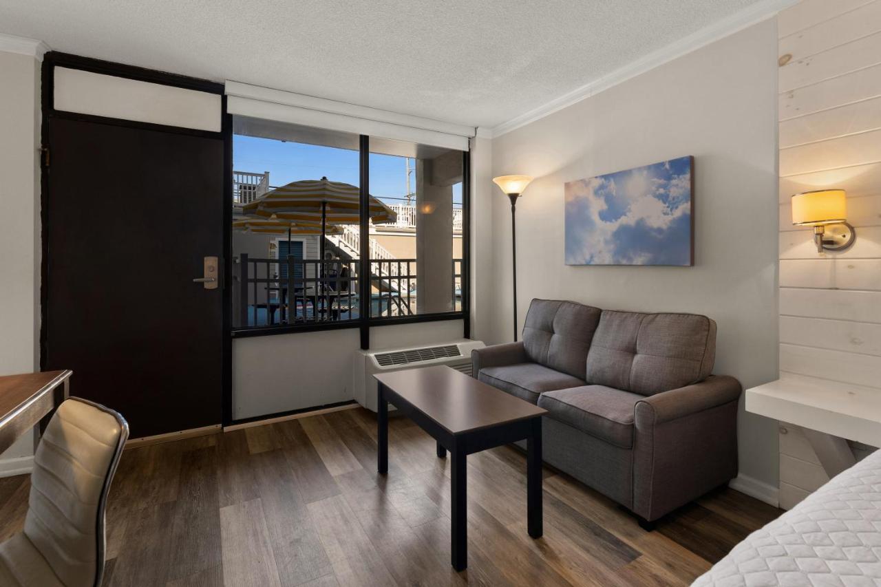 Deluxe King Room at Atlantic Oceanside Dewey
