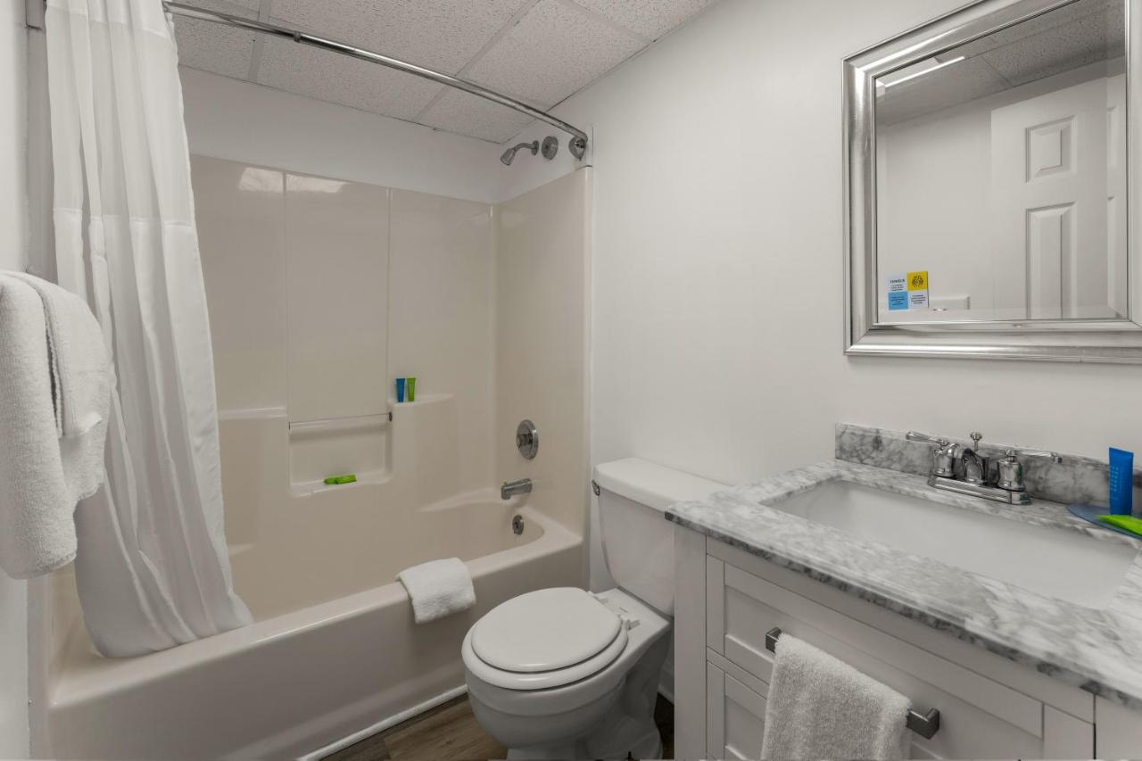 Deluxe Double Room with Extra Bed at Atlantic Oceanside Dewey
