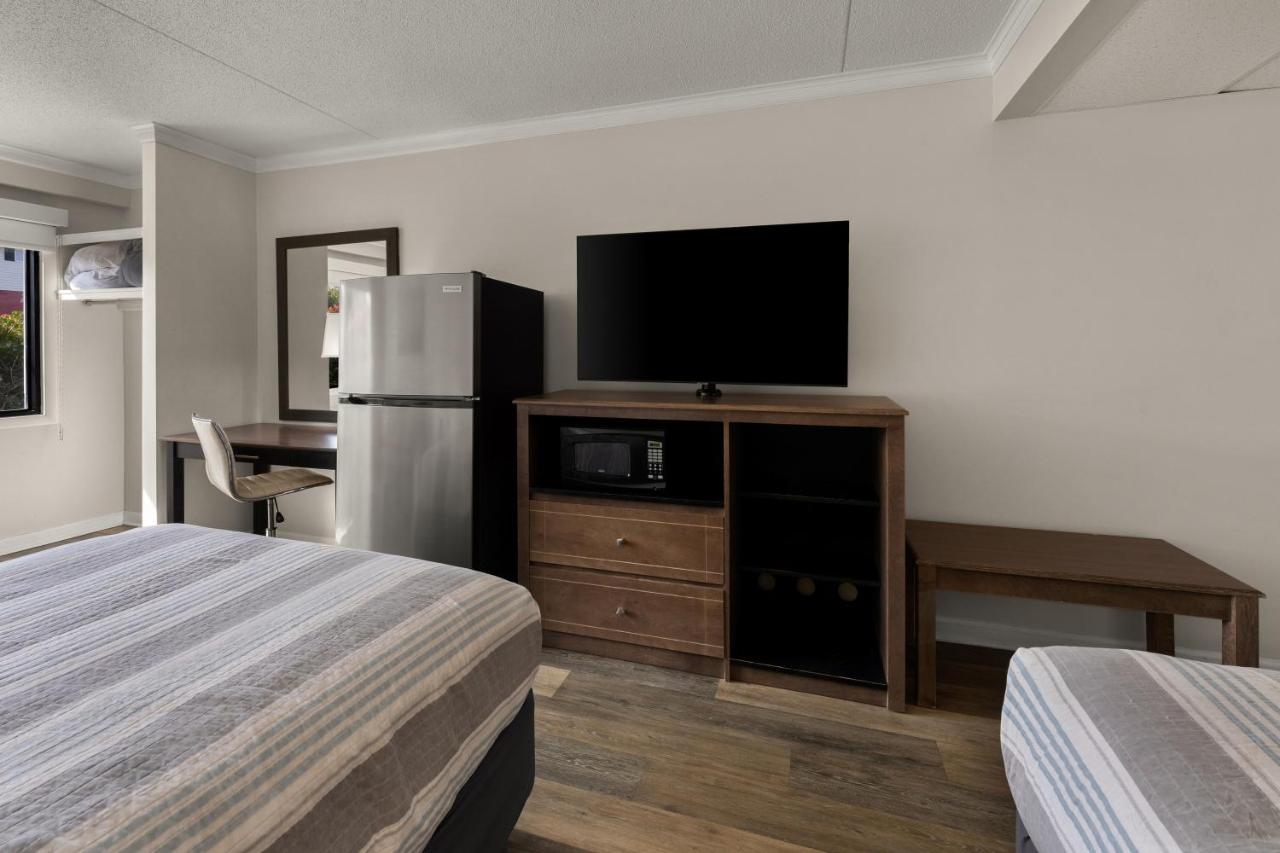 Deluxe Double Room with Extra Bed at Atlantic Oceanside Dewey