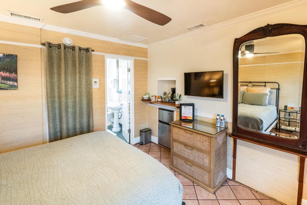 Standard Queen Room - Ten at Harbor House Inn