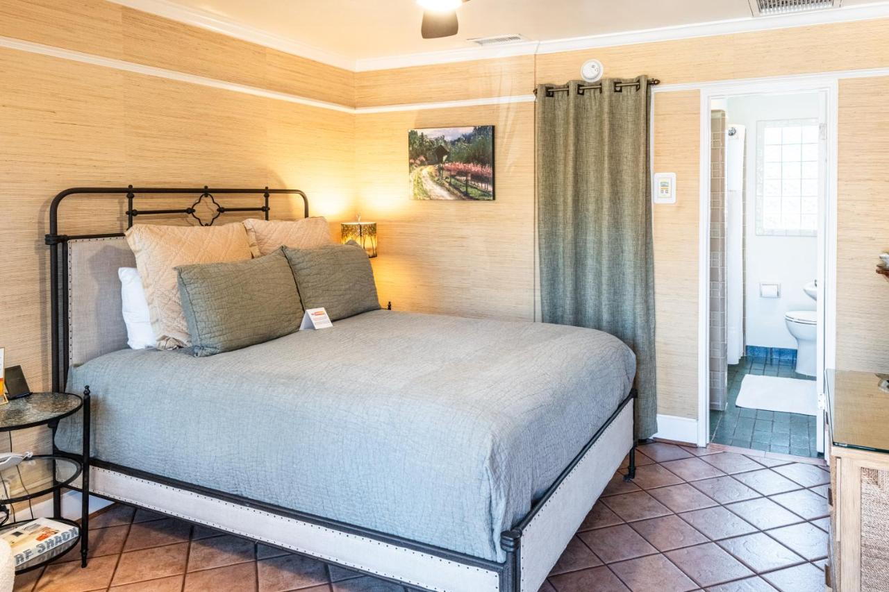 Standard Queen Room - Ten at Harbor House Inn