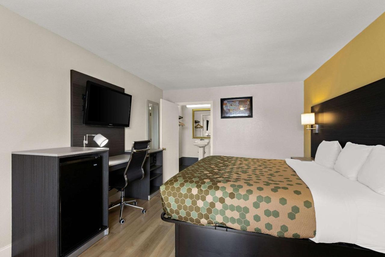 | Econo Lodge White Pine Morristown I-81 & I-40 Split