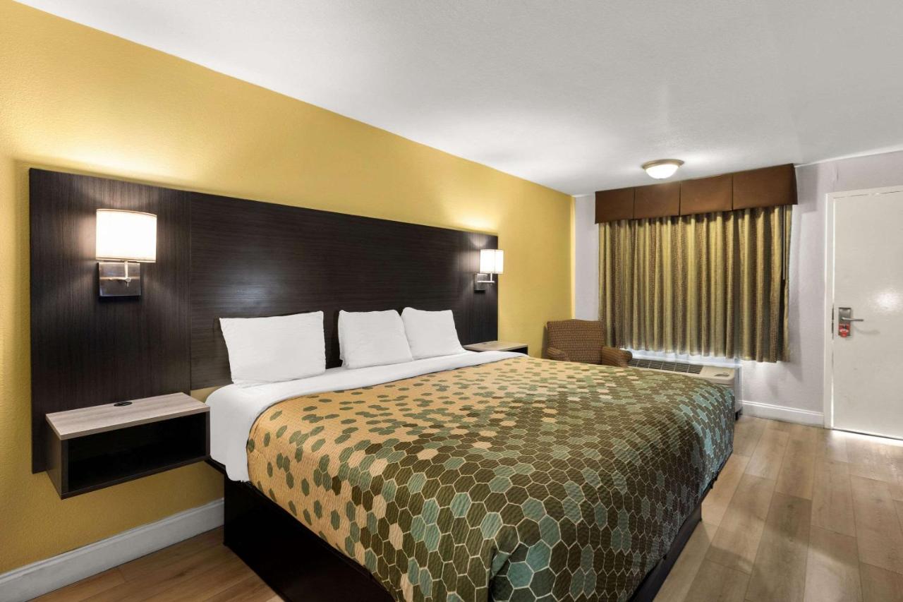 | Econo Lodge White Pine Morristown I-81 & I-40 Split