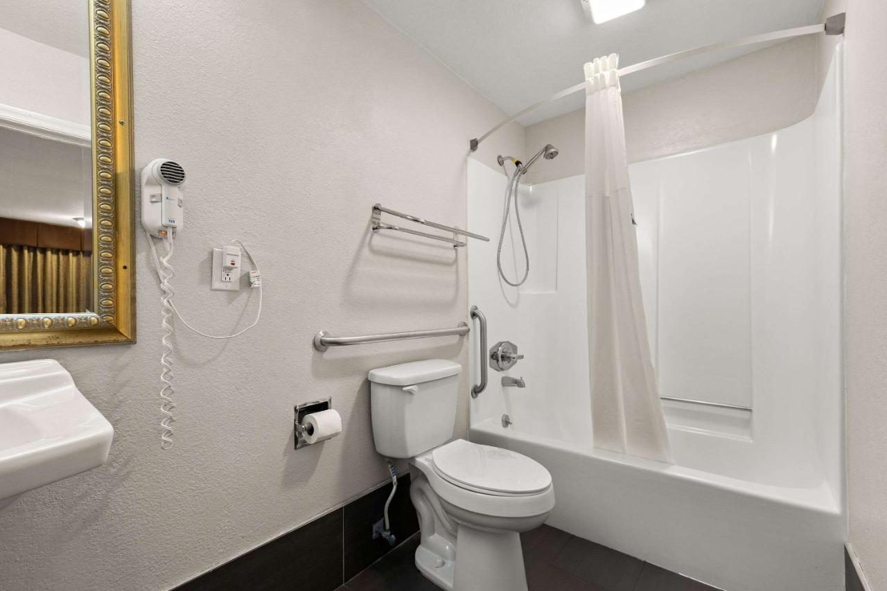 | Econo Lodge White Pine Morristown I-81 & I-40 Split