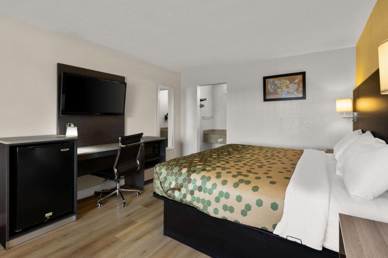 | Econo Lodge White Pine Morristown I-81 & I-40 Split