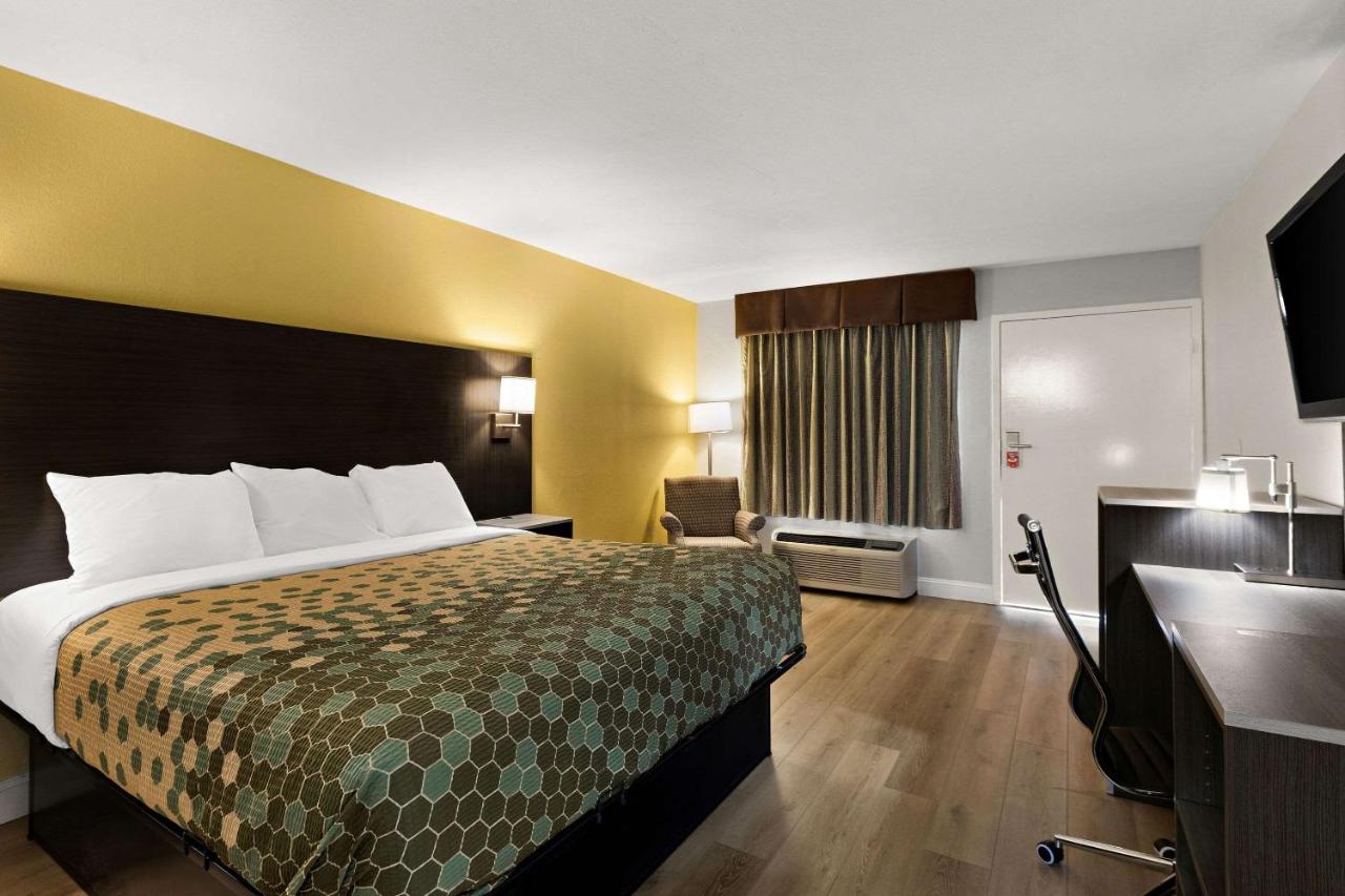 | Econo Lodge White Pine Morristown I-81 & I-40 Split