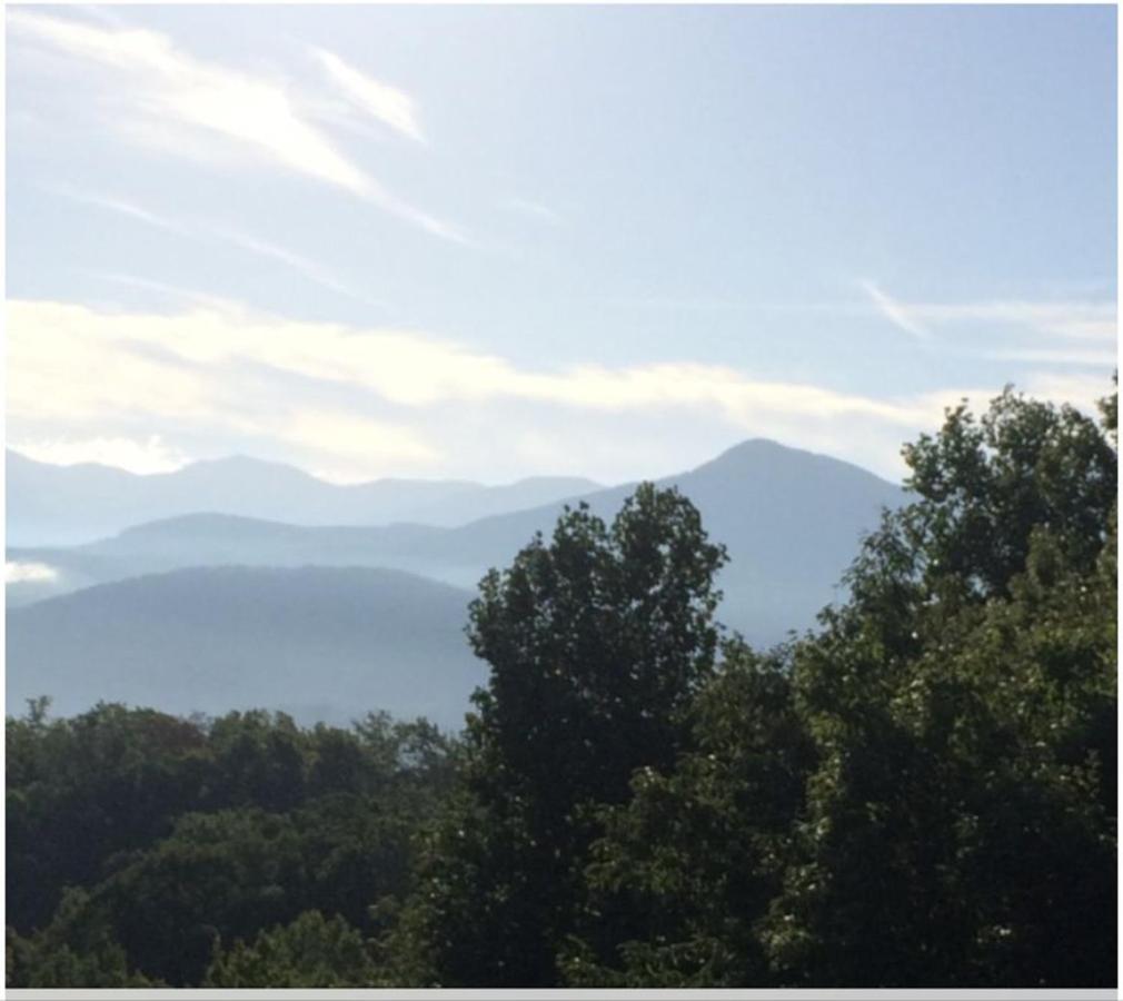  | Beautiful Mountain Views and Privacy. Minutes to downtown Gatlinburg and National Park