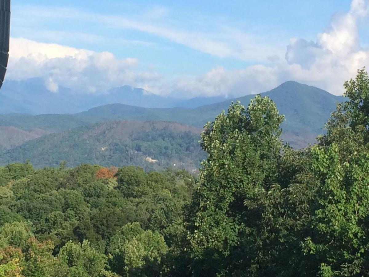  | Beautiful Mountain Views and Privacy. Minutes to downtown Gatlinburg and National Park
