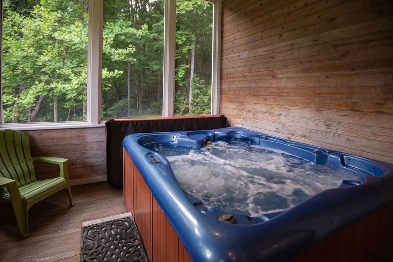  | Beautiful Mountain Views and Privacy. Minutes to downtown Gatlinburg and National Park