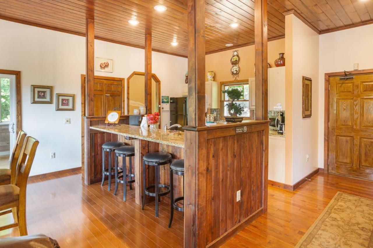  | Beautiful Mountain Views and Privacy. Minutes to downtown Gatlinburg and National Park