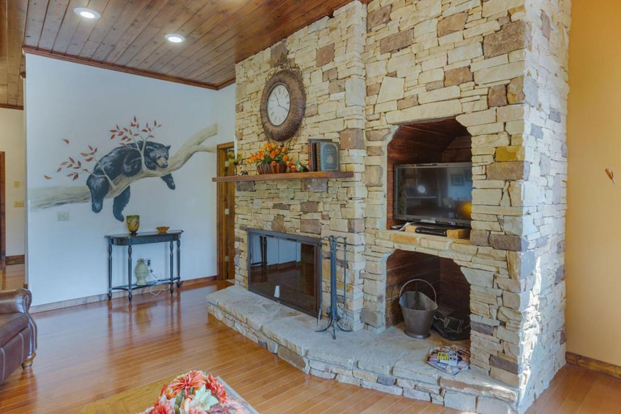  | Beautiful Mountain Views and Privacy. Minutes to downtown Gatlinburg and National Park