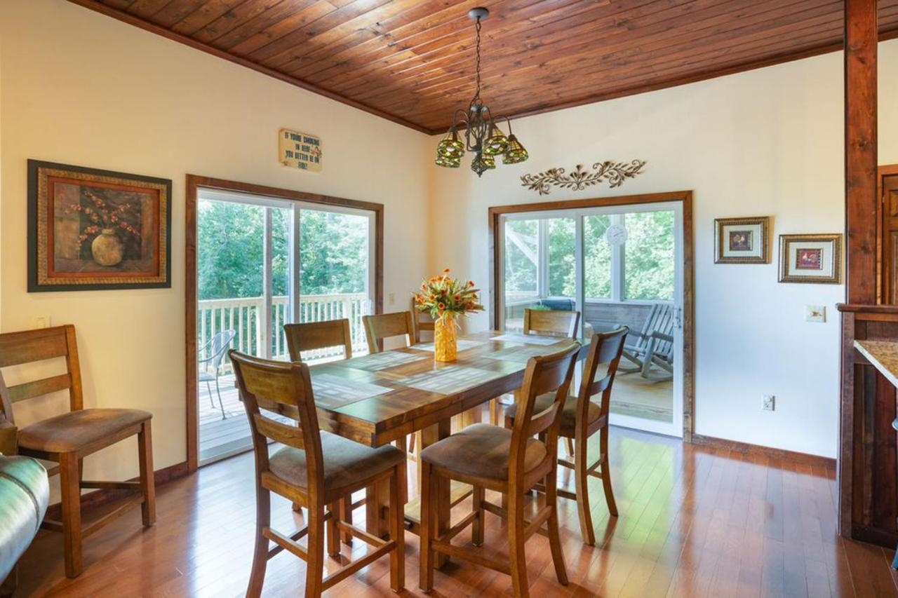  | Beautiful Mountain Views and Privacy. Minutes to downtown Gatlinburg and National Park
