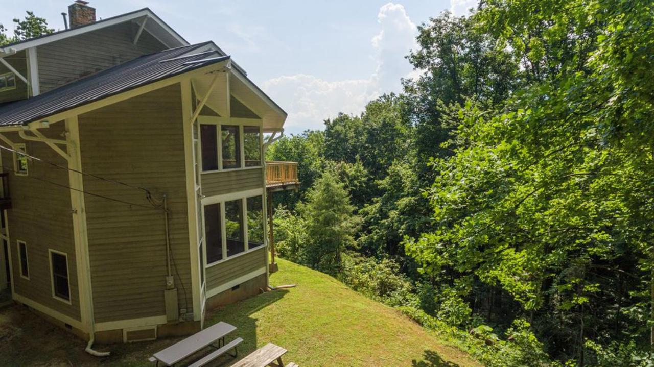  | Beautiful Mountain Views and Privacy. Minutes to downtown Gatlinburg and National Park