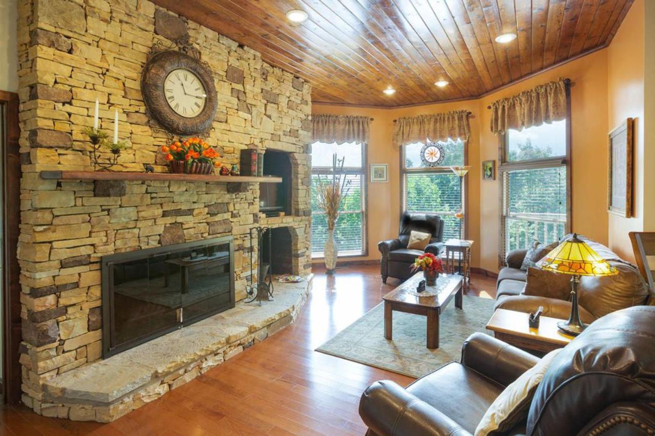  | Beautiful Mountain Views and Privacy. Minutes to downtown Gatlinburg and National Park