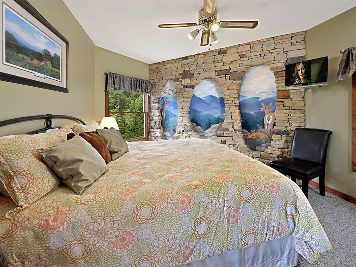  | Beautiful Mountain Views and Privacy. Minutes to downtown Gatlinburg and National Park