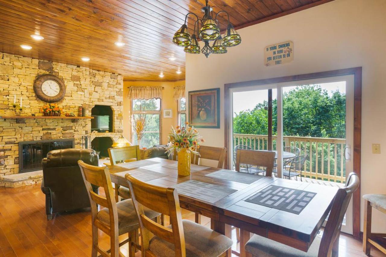  | Beautiful Mountain Views and Privacy. Minutes to downtown Gatlinburg and National Park