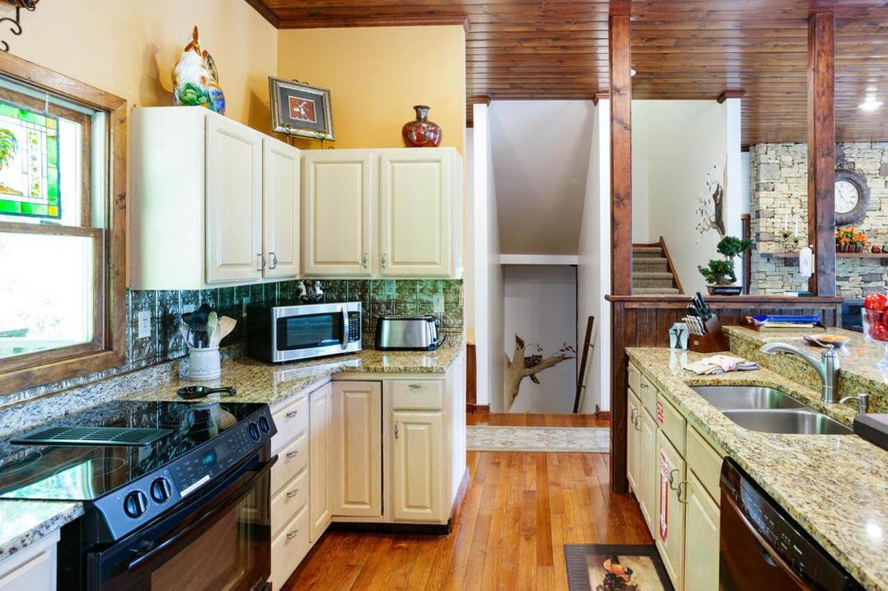  | Beautiful Mountain Views and Privacy. Minutes to downtown Gatlinburg and National Park