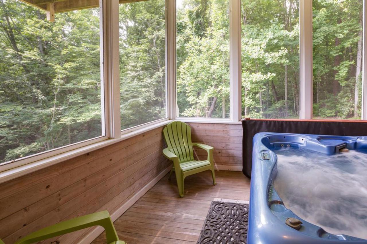  | Beautiful Mountain Views and Privacy. Minutes to downtown Gatlinburg and National Park