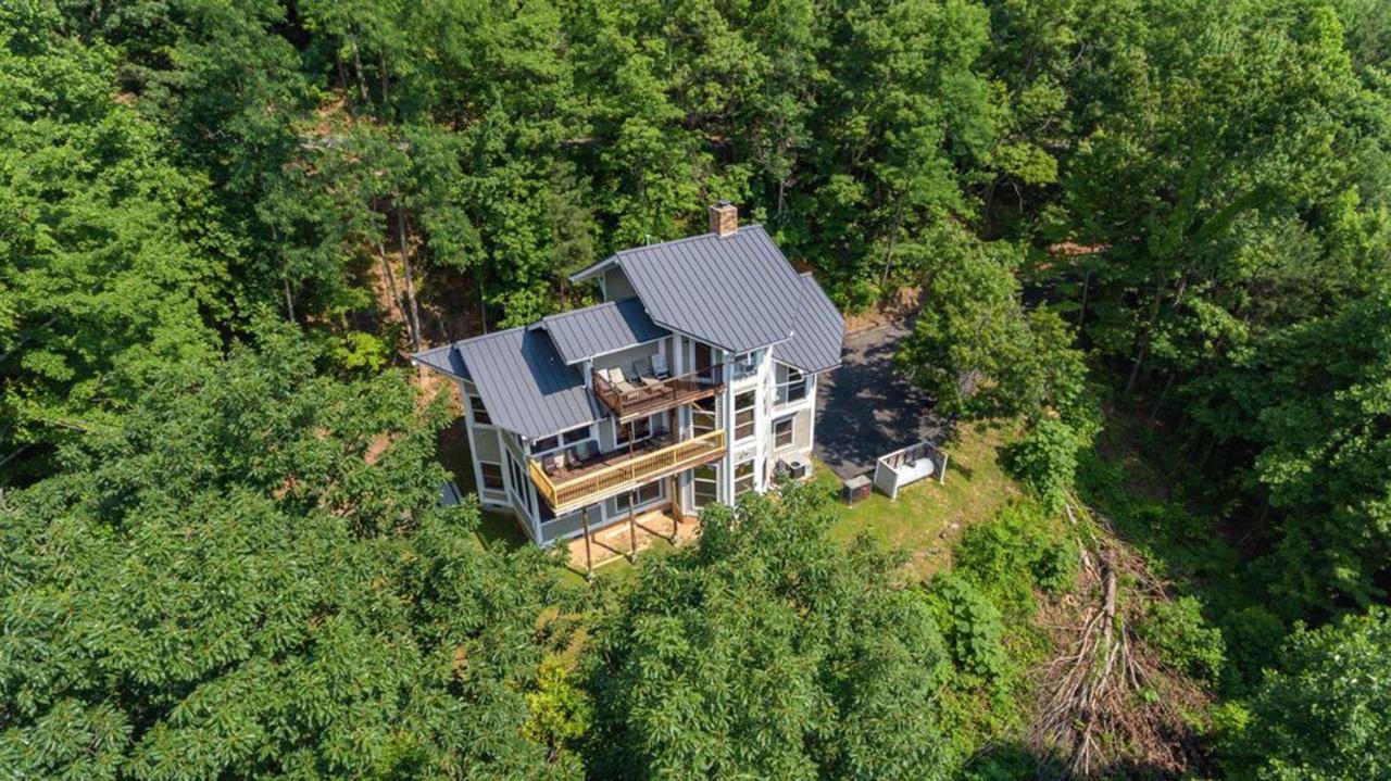  | Beautiful Mountain Views and Privacy. Minutes to downtown Gatlinburg and National Park