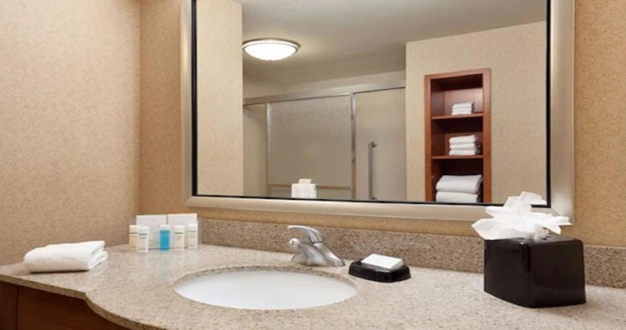 King Room - Non-Smoking at Hampton Inn & Suites Hartford/East Hartford