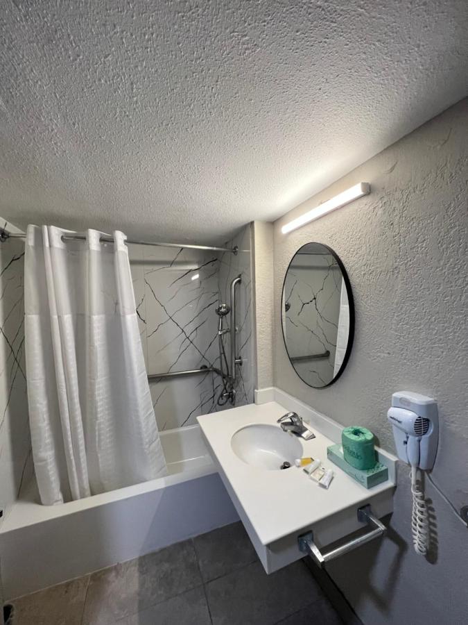 King Room - Mobility Access/Smoking at Sulphur Extended Stay