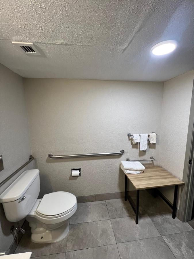 King Room - Mobility Access/Smoking at Sulphur Extended Stay