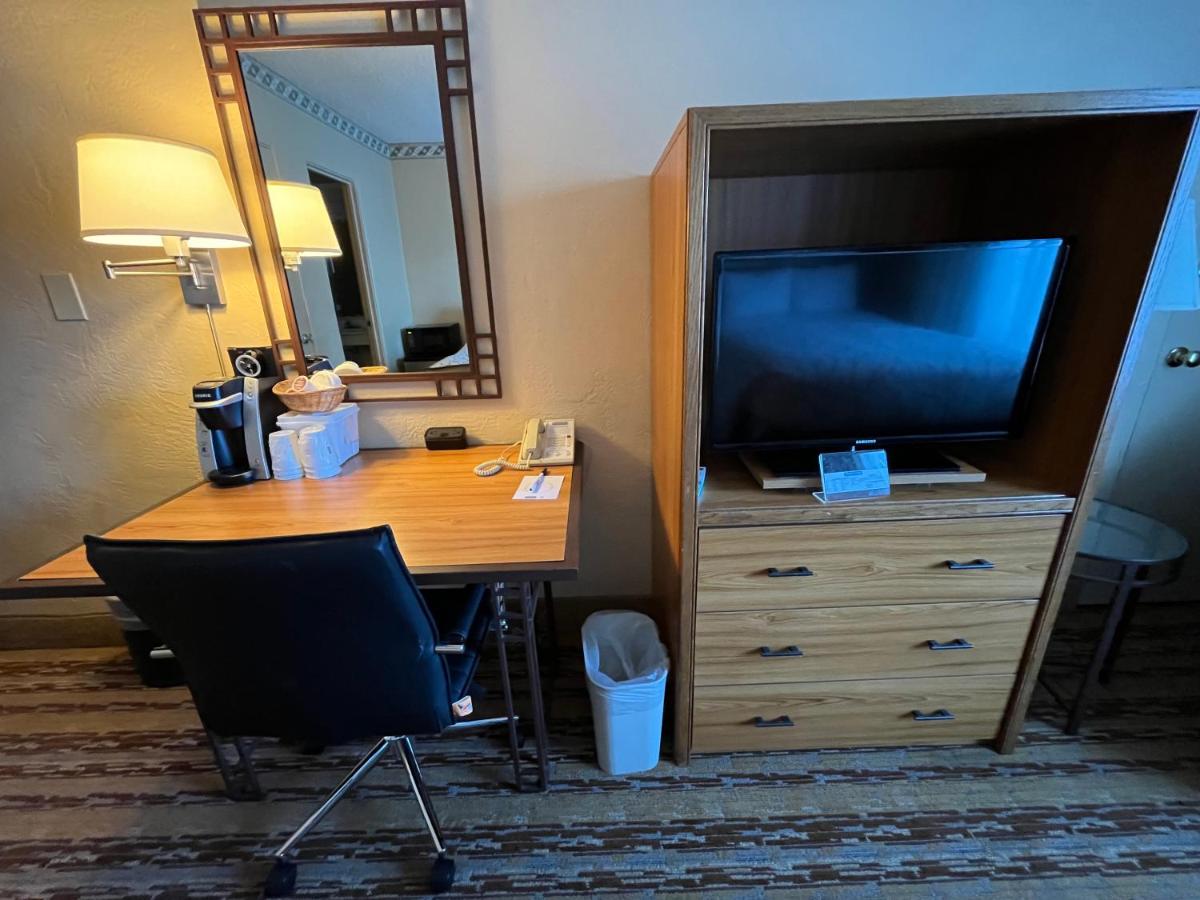 King Room with City View - Non-Smoking at Travelodge by Wyndham Seattle By The Space Needle