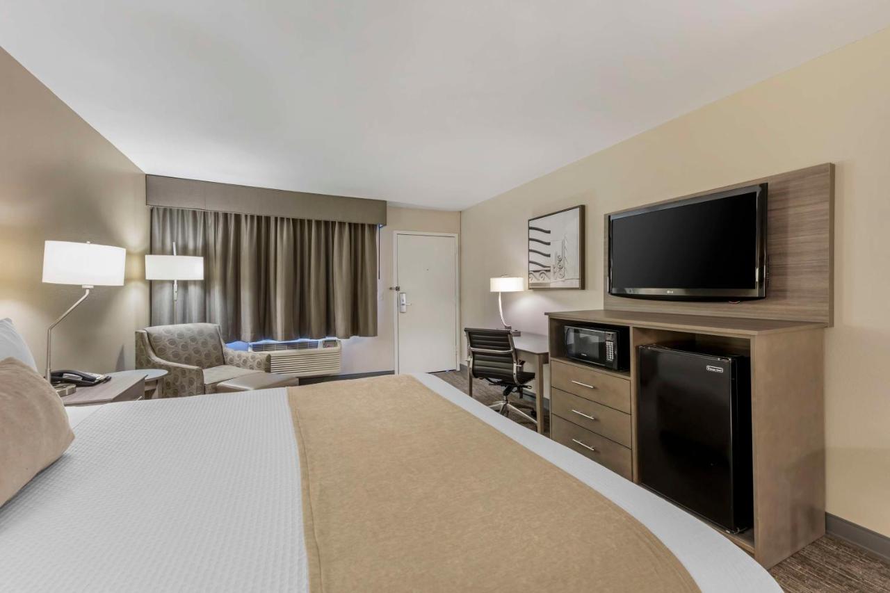 King Room with Roll-In Shower - Disability Access at Best Western Plus Executive Inn